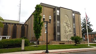 [photo, Cecil County Courthouse, 129 East Main St., Elkton, Maryland]