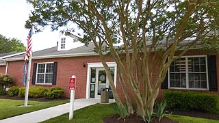 [photo, Pocomoke City Branch, Worcester County Library, 301 Market St., Pocomoke City, Maryland]