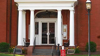 [photo, Worcester County Courthouse entrance, One West Market St., Snow Hill, Maryland]